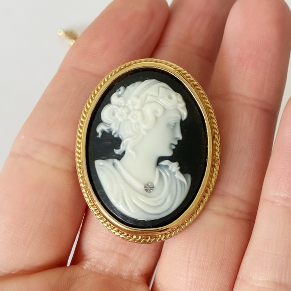Vintage Avon black white and gold cameo pendant / brooch necklace 16” - Picture 2 of 6